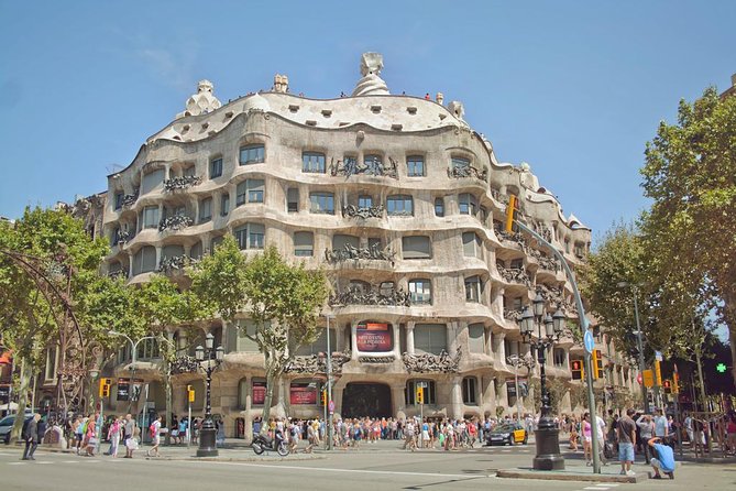 Barcelona Private Walking Tour With Skip the Line La Pedrera and Casa Batllo - Directions to La Pedrera
