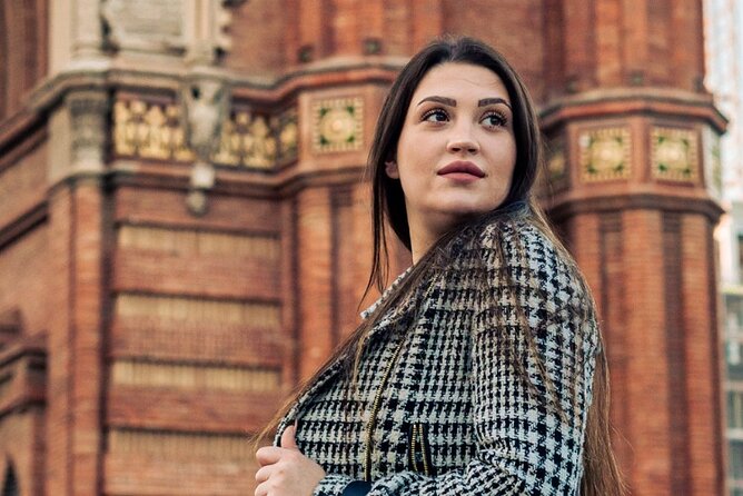 Barcelona: Professional Photoshoot Outside Arc De Triomf - Pricing and Guarantee