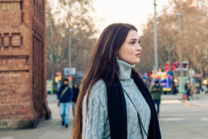 Barcelona: Professional Photoshoot Outside Arc De Triomf - Meeting and Pickup