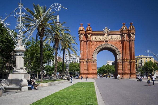 Barcelona: Professional Photoshoot Outside Arc De Triomf - What to Expect