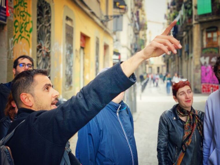 Barcelona: Ramblas, Gothic & Gaudí Architecture Walking Tour - Guided Experience