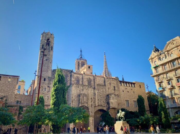 Barcelona: Ramblas, Gothic & Gaudí Architecture Walking Tour - The Iconic Gaudí Architecture