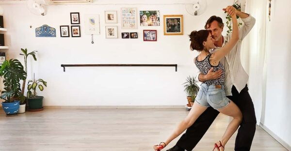 Barcelona: Rooftop Tango Lesson With Drinks and Videos - Included Amenities