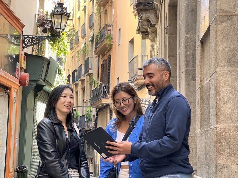 Barcelonas Gothic Quarter Guided Tour, Flamenco Show & Tapas Dinner - What the price includes, and what it does not