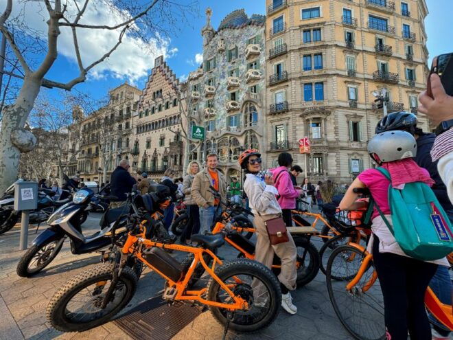 Barcelona: Sagrada Familia and Highlights Guided Bike Tour - Includes