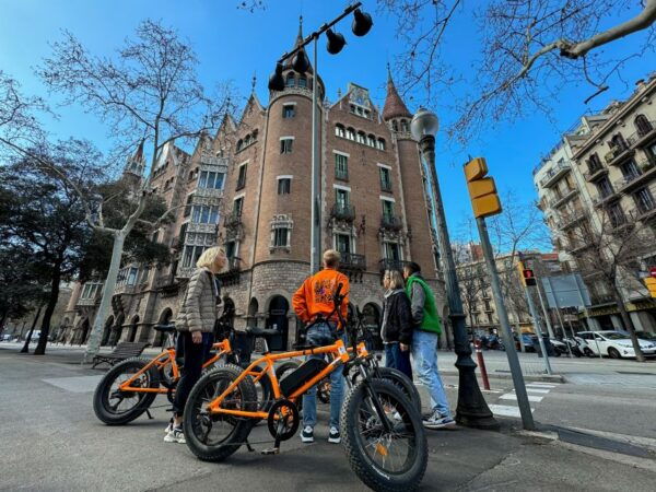 Barcelona: Sagrada Familia and Highlights Guided Bike Tour - Save up to 10