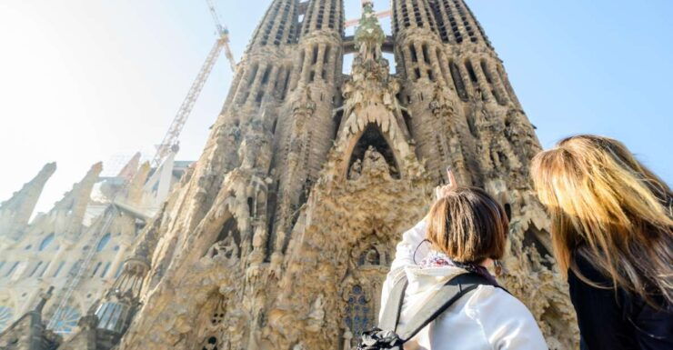 Barcelona: Sagrada Familia Fast-Track Guided Tour - Tour Experience