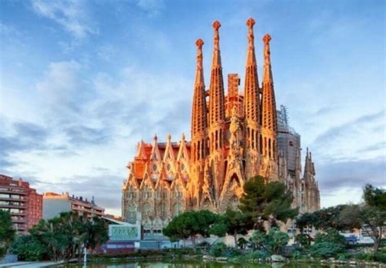Barcelona: Sagrada Família Guided Tour and Entry Tickets - Tour Experience