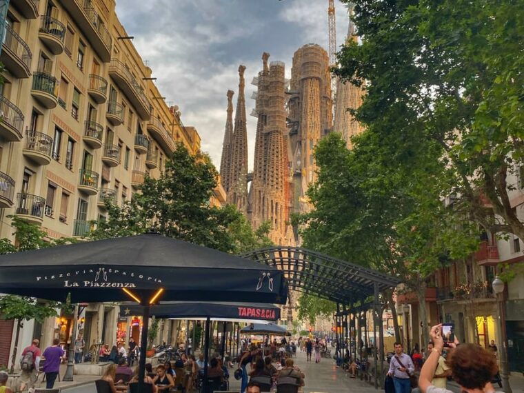 Barcelona: Sagrada Família Guided Tour and Entry Tickets - Exploring the Iconic Sagrada Família