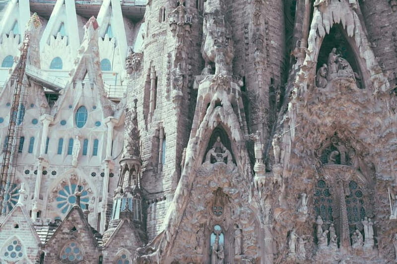 Barcelona: Sagrada Familia Guided Tour with Entry Ticket - Comparing Similar Experiences