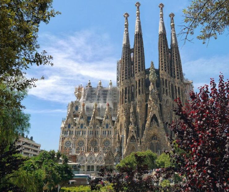 Barcelona: Sagrada Familia, Modernism, and Old Town Tour - Duration and Starting Times