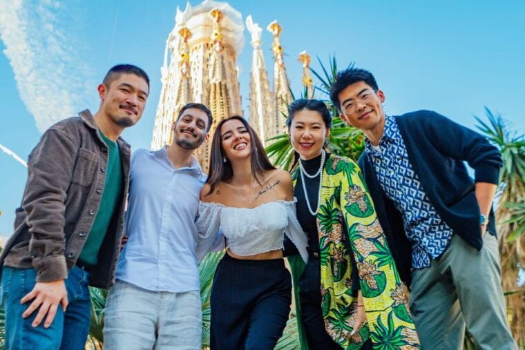 Barcelona: Sagrada Familia Skip-the-Line Tour & Photoshoot - Accessibility and Group Size