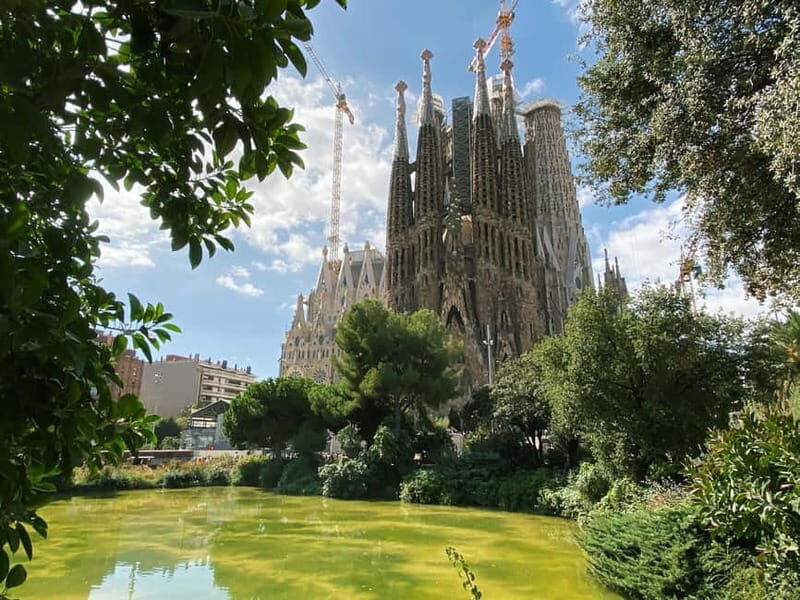 Barcelona: Sagrada Familia Skip-the-line Tour with Guide - Unpacking the Architectural Marvel