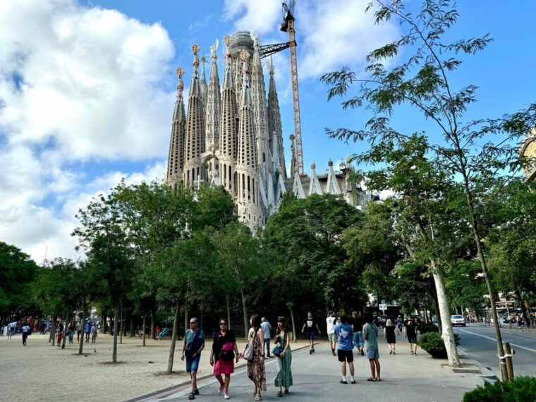 Barcelona: Sagrada Familia Small Group Tour & Skip the Line - Tour Highlights
