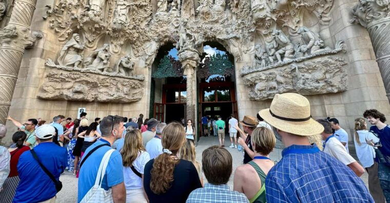 Barcelona: Sagrada Familia Small Group Tour & Skip the Line - Itinerary