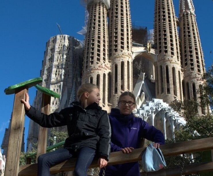 Barcelona: Sagrada Familia Tour of the Facades in German - Accessibility and Group Options