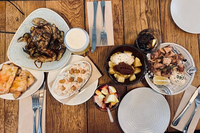 Barcelona Sightseeing by Bike With Photo Shooting and Tapas - Overview and Booking Details