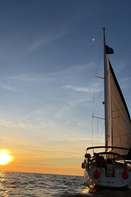 Barcelona Sunset Sailing With Yacht Sashi - Experience Highlights
