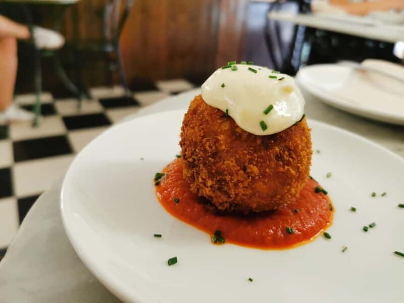 Barcelona: Tapas and Wine at the Hidden Bodegas Experience - Discovering the Charm of Barcelona’s Hidden Bodegas: A Tapas and Wine Tour