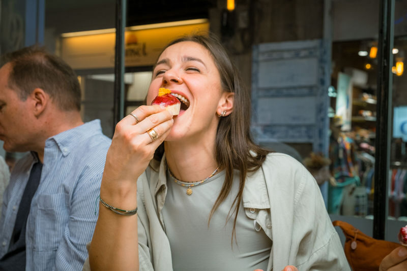 Barcelona Tapas Tour with Drinks: Hidden Taverns & Culture - What the guide adds to the meal
