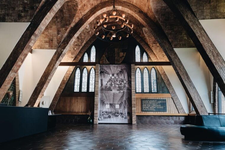 Barcelona: The Iconic Tour - Premium Cava Tasting and Appetizer