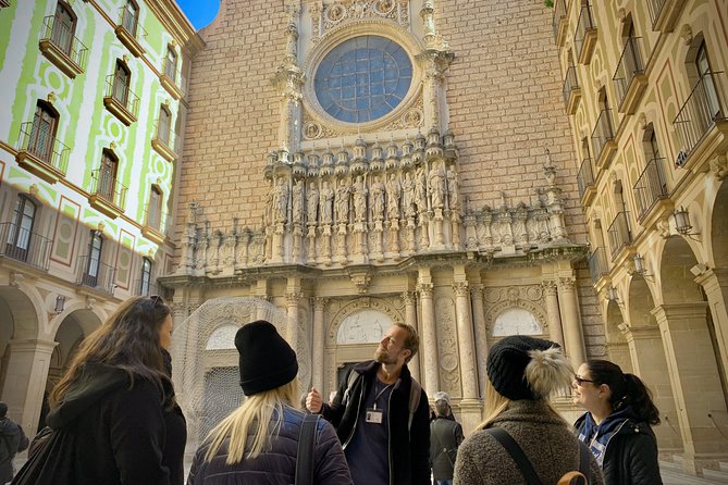 Barcelona to Montserrat: Guided Tour & Return Bus Transfers - Detailed Itinerary
