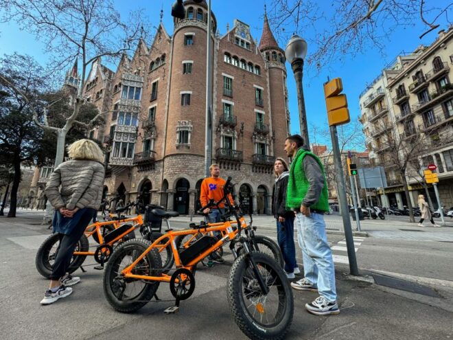 Barcelona: Top-25 City Sights Bike/eBike Guided Private Tour - Meeting Point and Important Information