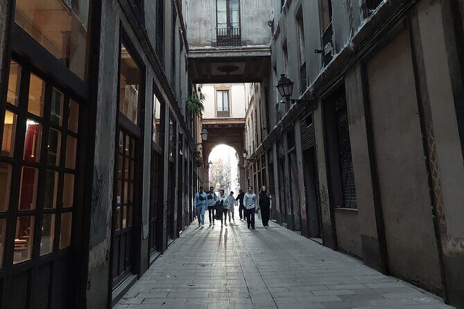 Barcelona Tour And Photoshoot in Gothic Quarter - FAQ
