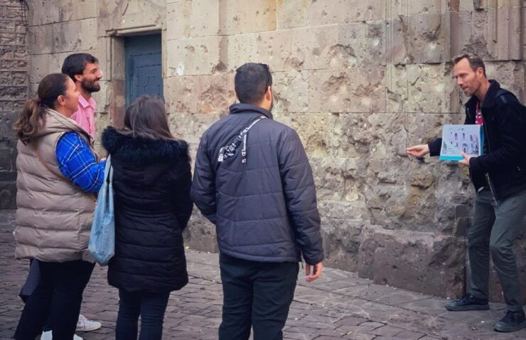 Barcelona: Walking Tour 2-in-1 Old Town Gaudí Architecture - Expert Guide Insights