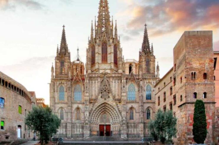 Barcelona Walking Tour Old Towns Hidden Gems - Good To Know