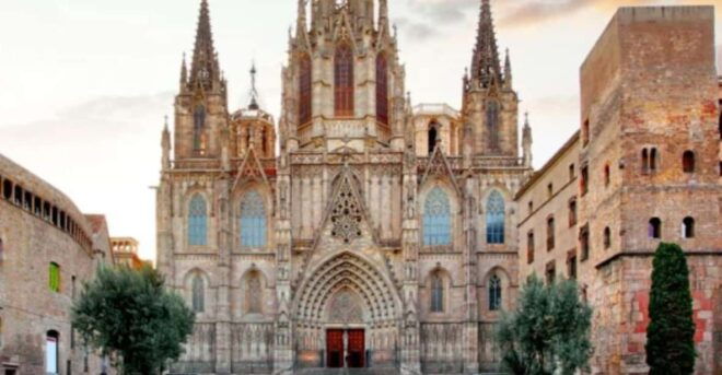 Barcelona Walking Tour Old Towns Hidden Gems - Tour Experience