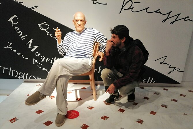 Barcelona Wax Museum VIP Photo Tour - Minimum Traveler Requirement
