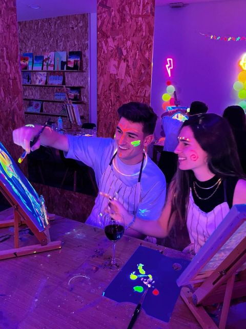 Barcelona: Wine Gogh Glow Academy Paint and Sip Class - Class Description