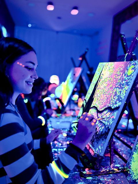 Barcelona: Wine Gogh Glow Academy Paint and Sip Class - Participants & Booking