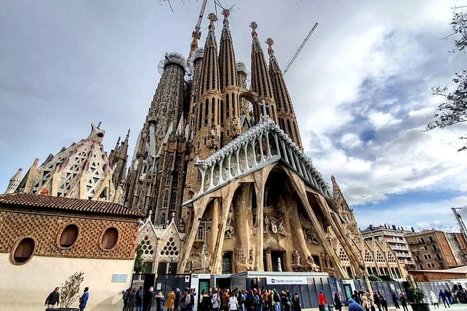Barcelona With Private Guide : Gaudi & Sagrada Familia Skip the Line Entrance - Overview