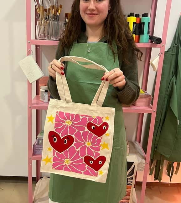 Barcelona: Women's Craft Night with Wine and Nibbles - The Experience: What to Expect in Detail