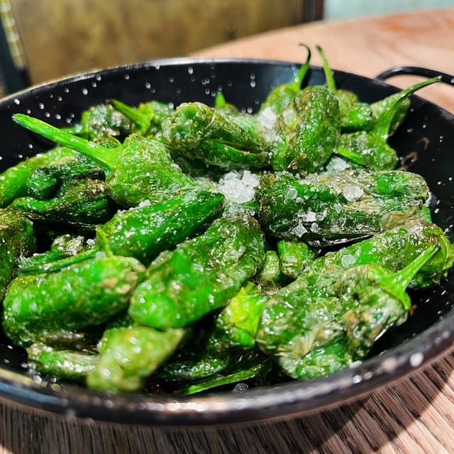 Barcelona´s Lunch or Dinner Tapas Tour: Food and Happiness - Guided Highlights