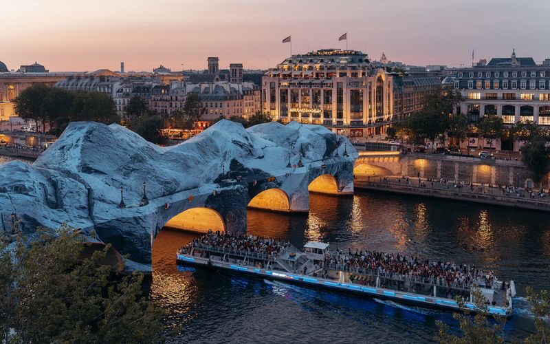 Bateaux Mouches 1-Hour Sightseeing Cruise in Paris - Commentary, photos, and finding your spot