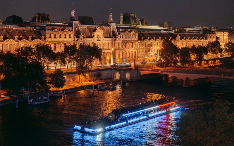 Bateaux Mouches 1-Hour Sightseeing Cruise in Paris - Choosing between daytime, sunset, and night