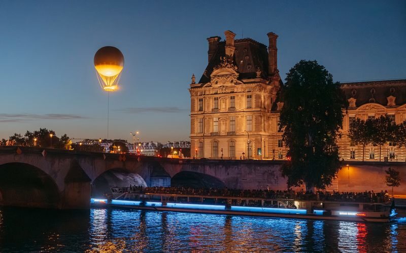 Bateaux Mouches 1-Hour Sightseeing Cruise in Paris - What the price buys you
