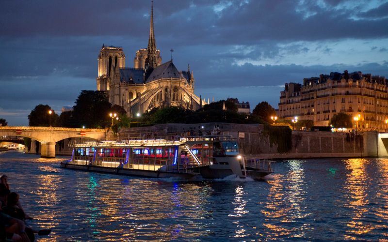 Bateaux Parisiens 1-Hour Sightseeing Cruise from Eiffel Tower - Choosing between daytime, sunset, and night