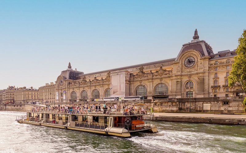 Bateaux Parisiens 1-Hour Sightseeing Cruise from Eiffel Tower - Boarding, seating, and finding a good view
