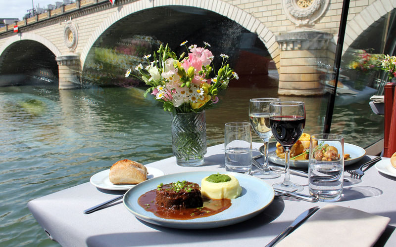 Bateaux Parisiens Seine River Lunch Cruise - Comfort, Access, and Practical Details