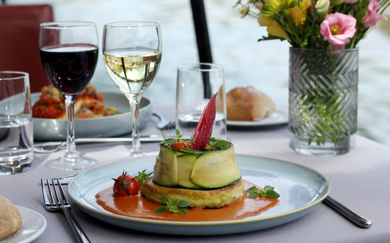 Bateaux Parisiens Seine River Lunch Cruise - Should You Book the Bateaux Parisiens Lunch Cruise?