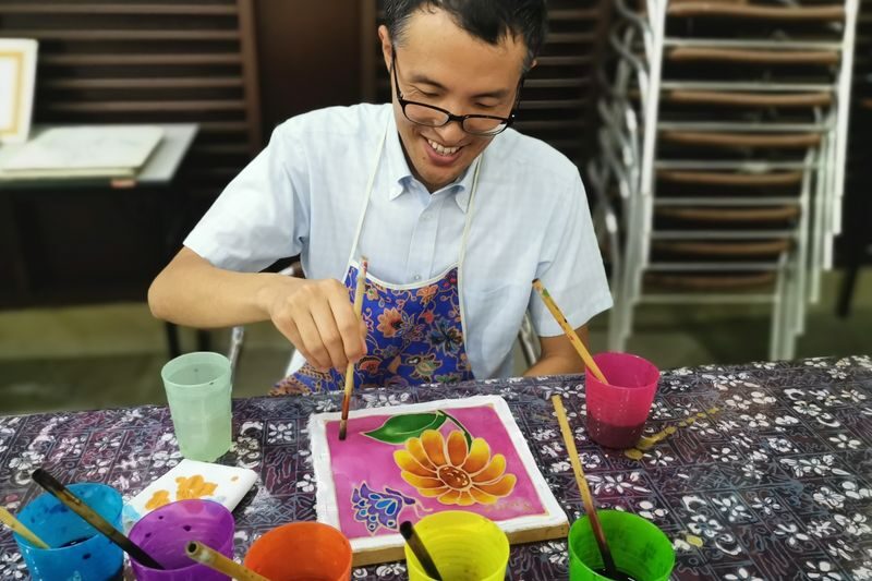 Batik Coloring Workshop in Kuala Lumpur - First, see how wax makes the pattern