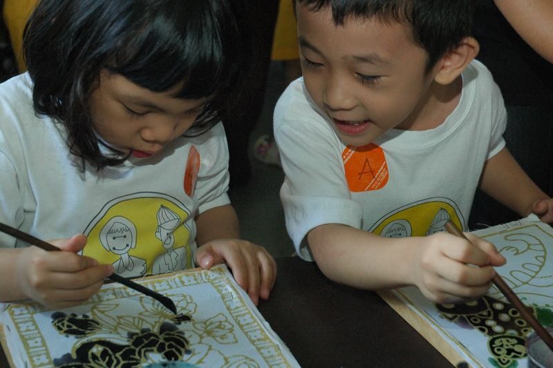 Batik Coloring Workshop in Kuala Lumpur - Pick a tote or canvas, then add color