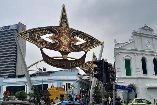 Batu Cave and Kuala Lumpur Heritage Tour by Train and Walking - Petaling Street Market & Temples: Vibrant Street Life & Religious Heritage