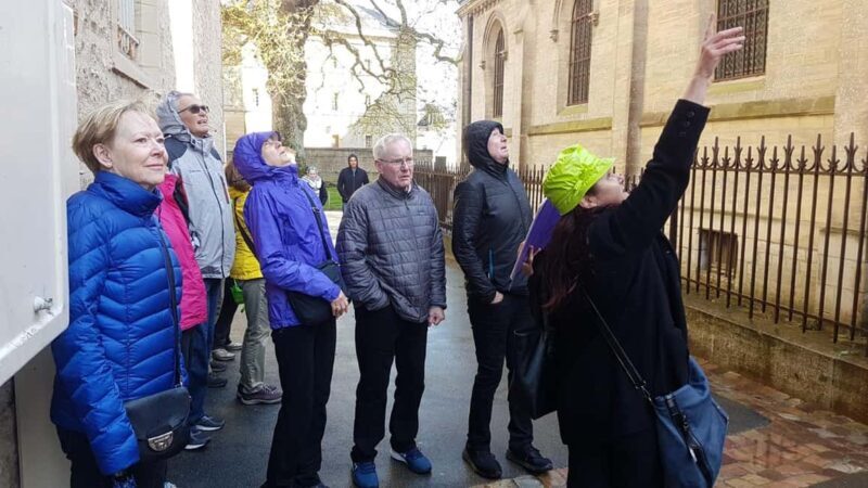 Bayeux: 9.30 DAILY 2-HOUR WALKING GROUP CITY TOUR IN ENGLISH - Frequently Asked Questions