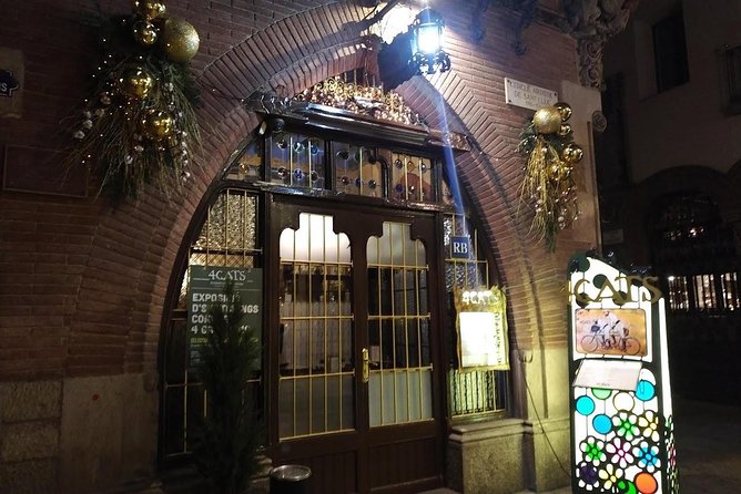 BCN: Christmas Walking Tour - Historic Landmarks