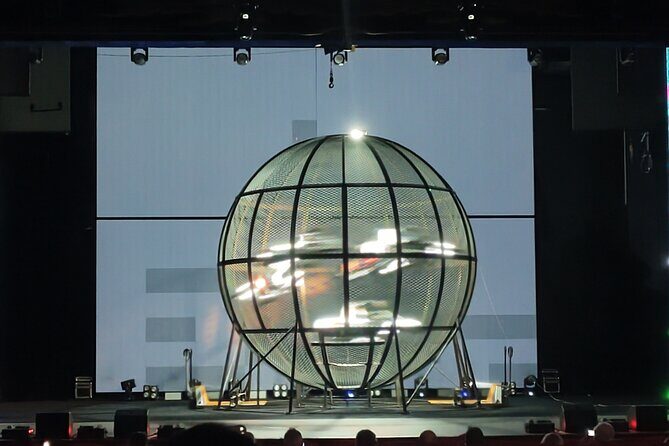 Beijing Acrobatics Show Tickets at Qinle Palace - The Performers and Their Skills